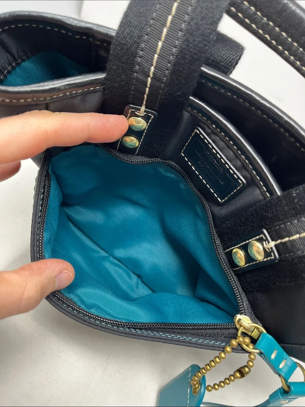 COACH HAMPTONS SMALL BLACK NYLON ZIP TOP TOTE WITH TEAL COLOR ACCENT LIKE NEW